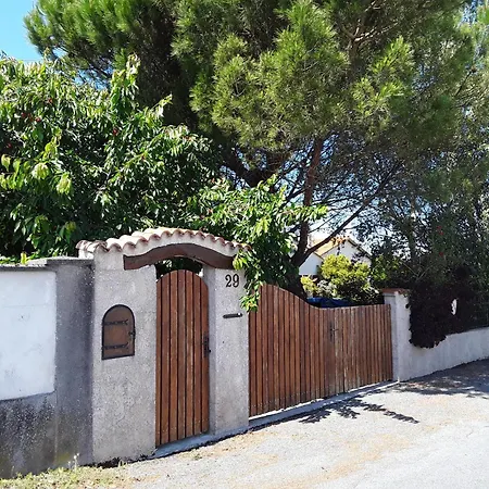 Villa De Bord De *
